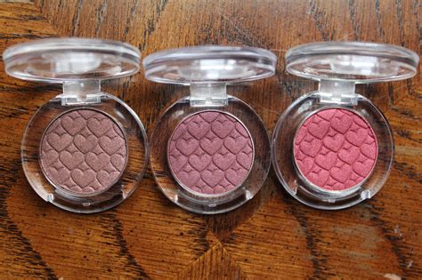 I was browsing through roseroseshop ebay store and found the product and the shades looked quite pretty. Neon Kuma-chan: Etude House Eyeshadow Review