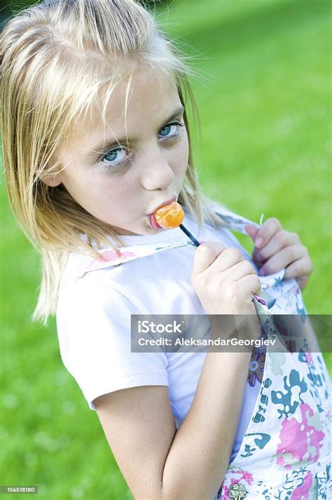 Gadis Kecil Yang Lucu Dengan Lollipop Foto Stok Unduh Gambar Sekarang Alam Anak Umur