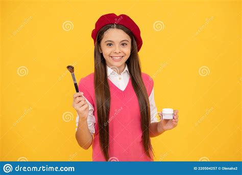 Feliz Adolescente Chica En Boina Francesa Aplicar Rubor Con Polvo Bwush