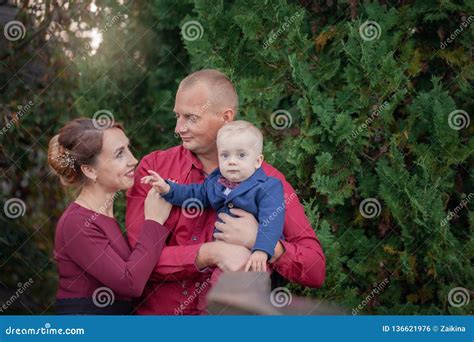 Madre Padre E Hijo Felices En El Parque Felicidad En Vida Familiar En