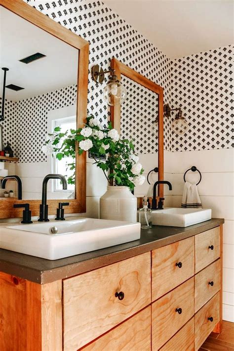 It is the most modern and versatile color for bathroom design trends 2020. 45 Beautiful Rustic Aesthetic Farmhouse Master Bathroom ...
