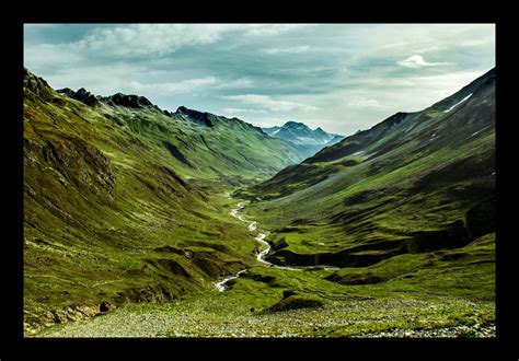 Grünes Tal In Der Schweiz Foto And Bild Landschaft Berge Klammen Und