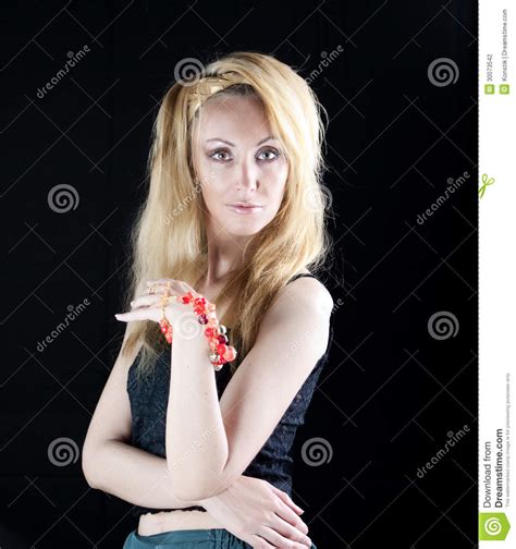 portrait de la jeune femme sur un fond noir photo stock image du élégance gens 30073542