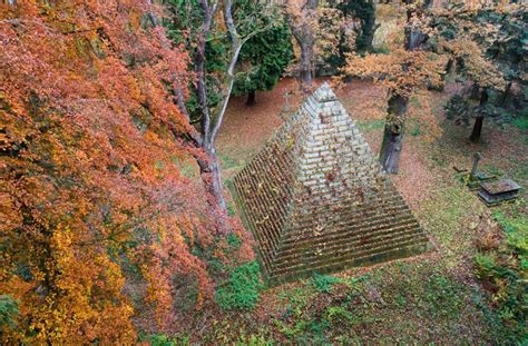 Une pyramide est un polyèdre ayant une face (sa base) dont les sommets l'ordre de la pyramide est celui de sa base. Landkreis Hildesheim: Diese Pyramide steht mitten in ...