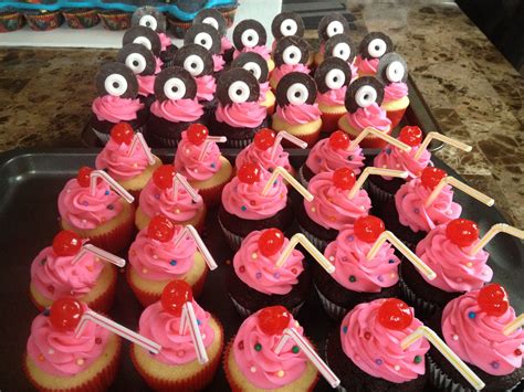 I had a blast making the party cute and incorporating the theme, and my husband got a manly themed party. 50s themed cupcakes - milkshakes and records. | Diner ...