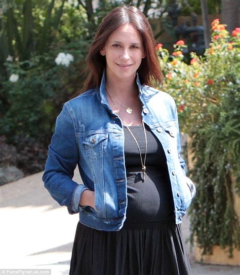 Jennifer Love Hewitt Looks Radiant As She Shows Off Her Pregnancy Curves Daily Mail Online