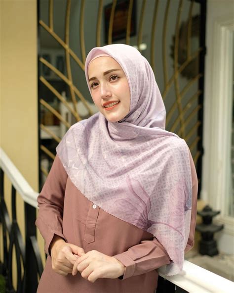 9 Seleb Berwajah Oriental Yang Makin Adem Dengan Hijabnya