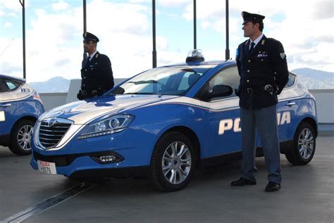 Reggio Nuova Livrea Sulle Auto Della Polizia Di Stato Spunta Il Tricolore FOTO