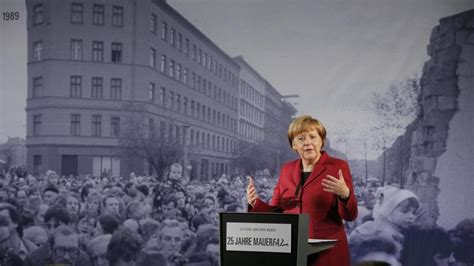 Fall Der Berliner Mauer Merkel Steckt Rosen In Sperranlage Welt