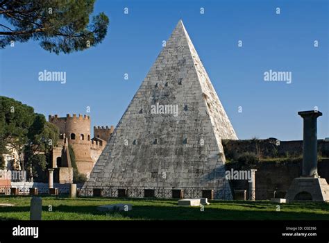 La Pirámide De Caius Cestius Visto Desde Non Catholic Cementerio Roma Lacio Italia Fotografía