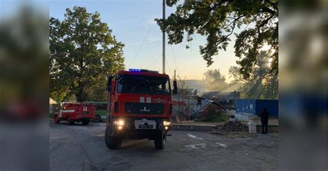 Пожар в двухэтажном жилом доме, переоборудованном под дом престарелых, произошел в четверг днем, в результате чего 15 человек погибли, девять пострадали. Сильный пожар в Харькове: пламя уничтожает жилые дома ...