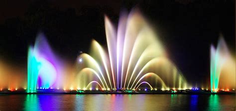 Good music and nice sounds with the water light show. Michigan's musical fountain dazzles, delights with dancing colors-WATER SHOW