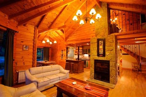 Se trata de una cabaña íntegramente edificada en este material en forma de troncos prácticamente en bruto. Patagonia Log Homes - Casas de madera maciza - Argentina