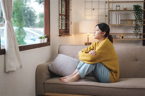 Wanita Muda Asia Yang Menderita Stres Kerja Duduk Sendirian Di Sofa Di Rumah Dengan Putus Asa
