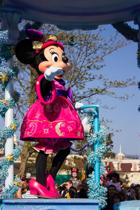 Mickey Y Minnie Mouse En Disneyland París En Desfile Imagen Editorial