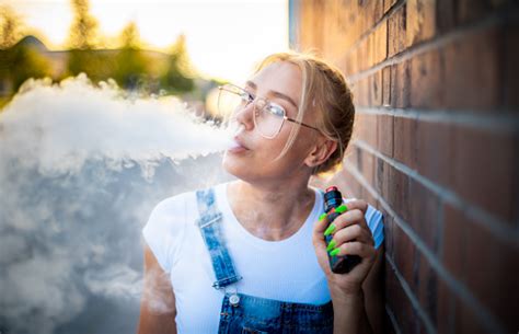 현대 소녀 야외 흡연 Vaping 전자 담배 만들기 큰 연기 구름 전자담배에 대한 스톡 사진 및 기타 이미지 전자담배 소녀 아이 Istock