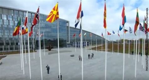 A bolgár kormány szerint a macedón identitás jugoszláv kreálmány, és azt akarják, hogy az ország elismerje bolgár gyökereit. Felvonták Észak-Macedónia zászlaját a NATO brüsszeli ...