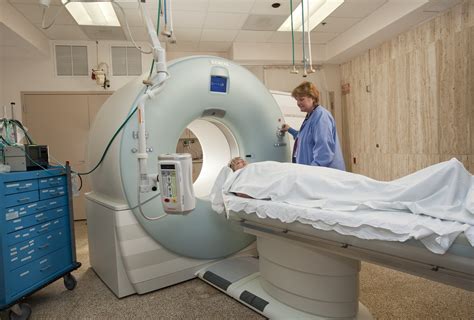 Cuál es la diferencia entre resonancia magnética y tomografía