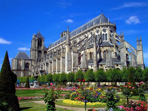 Bourges Est Une Ville De Culture Et De Patrimoine Connue Pour Ses