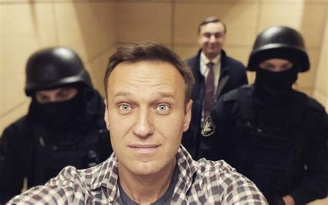 Владимир соловьёв и четыре часа эфира вестей fm и соловьёв live. Суд над Навальным проходит в отделе полиции - видео ...