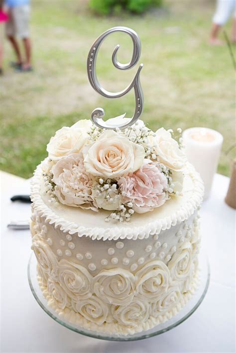 small round wedding cake with roses