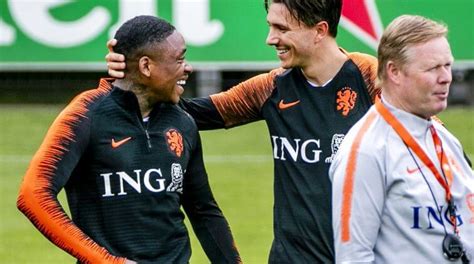 ˈsteːvə(n) ˈbɛrxœys, born 19 december 1991) is a dutch professional footballer who plays as a winger for ajax and the netherlands national team. Zet Steven Berghuis de deur naar PSV toch op een kier ...