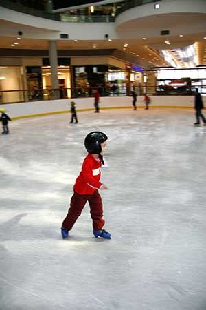 Learn some ice skating tips from our skating expert in this free video clip series. Ice Skating Tips Houston | SignatureCare Emergency Center