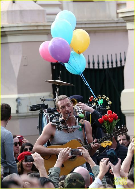 Chris Martin Flaunts Muscles For Coldplay S A Sky Full Of Stars Music Video Photo 3137561
