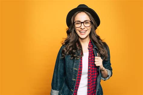 Premium Photo Spanking Fine Woman Next To The Bright Background Is Wearing Black Hat Over Her