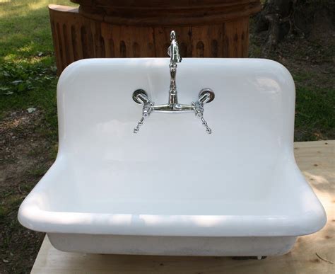 New and used items, cars, real estate, jobs, services, vacation rentals antique cast iron wall mount bathroom sink with rounded front and 5.5 backsplash. 50+ Cast Iron Farmhouse Sinks | Cast iron farmhouse sink ...