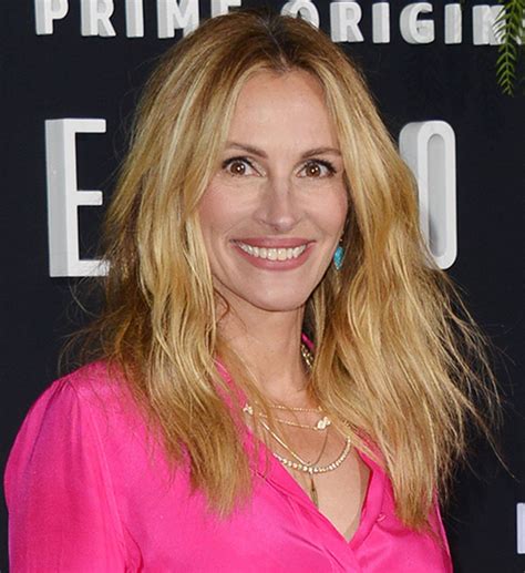 Julia Roberts Is Stunning In Pink