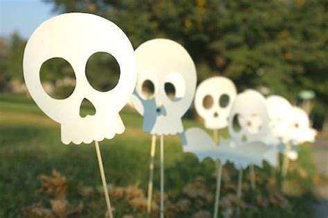 11 Awesome And Worth Making Halloween Decorations Awesome 11