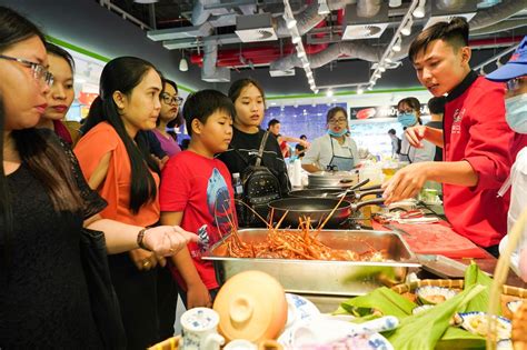 Dàn ong nâu ngọt ngào shalala tại lễ khai trương vinmart landmark 81 26072018. Siêu thị rộng 4.500m2 trong tòa nhà cao nhất Việt Nam ...