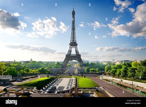 Park With Fountains Near Eiffel Tower In Paris France Stock Photo Alamy