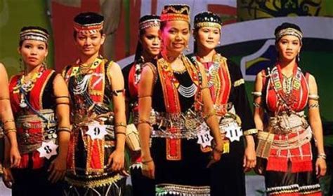In reliance on the various festive spirit of rice (gawai) performed at a specific time during the year.gawai led by several heads depending on the type and purpose. Kaum Bidayuh - Kesenian dan Kebudayaan Kolej Cempaka