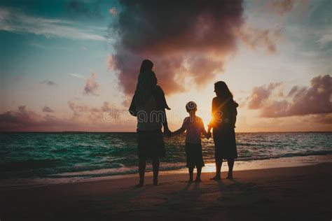 Familia Feliz Con Los Niños Que Se Divierten En La Playa De La Puesta