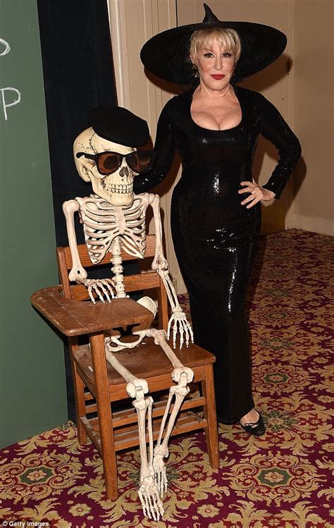 Bette Midler Shows Cleavage In Witchs Gown For Her Fellini Haluweeni