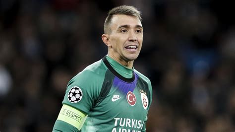 Still engaged to his fiancée patricia callero? Coup dur pour Galatasaray : Muslera victime d'une double ...