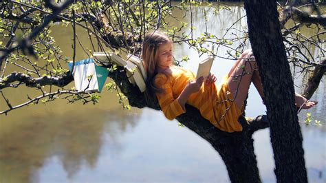 壁纸 女孩在树上，阅读书籍 2560x1600 Hd 高清壁纸 图片 照片