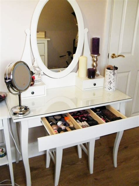 While most of these bedrooms use exclusively ikea products , others cleverly add those swedish design sensations to their existing framework to create a truly exceptional, cozy ambiance. Dresser and Makeup Vanity Ideas IKEA Combination | atzine.com