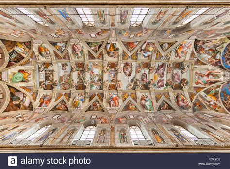 Die fresken, die wir hier sehen, führen uns in die welt der inhalte der offenbarung ein. Decke der Sixtinischen Kapelle im Vatikan in Rom ...