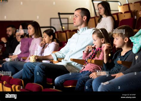 Comedy Audience Laughing Hi Res Stock Photography And Images Alamy