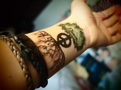 20 Hippy Tattoo Ideas For Your Next Ink Ink Me Up Tattoo Handgelenk Hippie Tattoo Und Bild