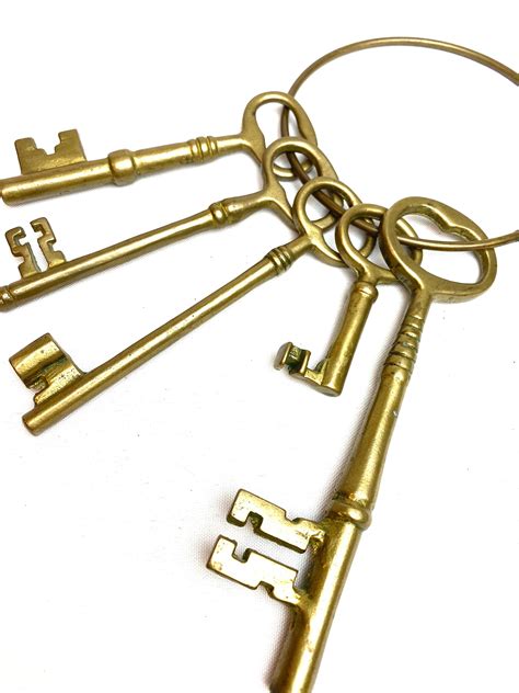 vintage brass skeleton key ring set with five keys etsy
