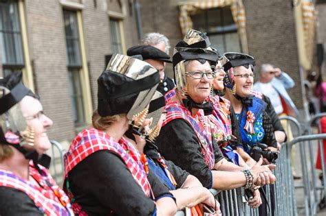 staphorst elk jaar een grote afgevaardiging naar prinsjesdag klederdracht nederland