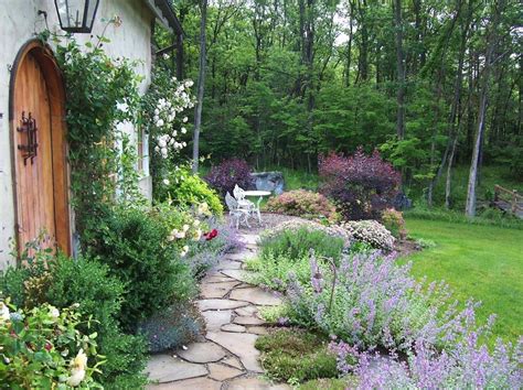 40 Brilliant Ideas For Stone Pathways In Your Garden Gardenpath Farmhouse Landscaping