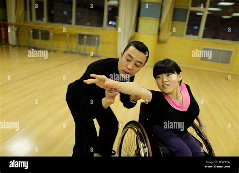 Un Instructor Ayuda A Chen Liting Con Discapacidad Física A Practicar