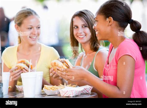Teenage girls eating fast food hi-res stock photography and images - Alamy