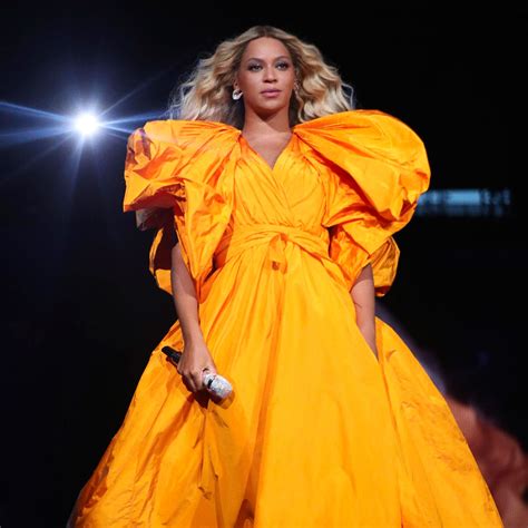 Beyoncé Wears Valentino Fall 2018 Couture Onstage In Paris Vogue