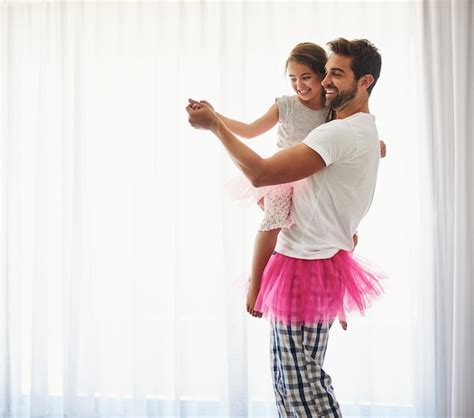 Bailando Con Su Padre Captura Recortada De Un Apuesto Joven Y Su Hija